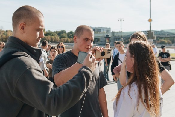 Провокаторы из «Волонтерской роты» на акции жен мобилизованных у здания Минобороны, 21 сентября 2024 года / Фото: Марта Милао