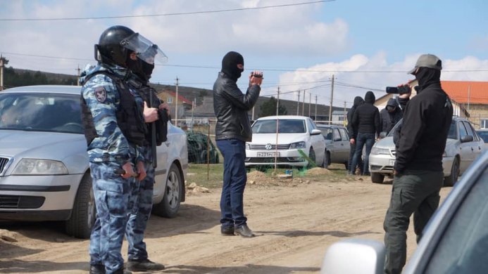 Mass searches in the homes of Crimean Tatars, Simferopol district, 27 March 2019 / Photo: Crimean Solidarity