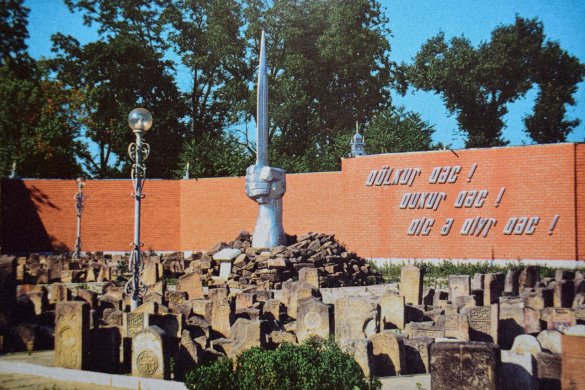 1. Postcard from Grozny with original view of the Memorial to the Victims of Deportation with the inscription in Chechen: ‘We will not weep! We will not break! We will not forget! ‘, as it was opened in 1992 / Photo: Deniev Dagun, Wikimedia Commons, CC BY 4.0