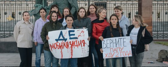 «Разочарованные и злые». История движения жен мобилизованных: от митингов и выступлений до раскола и затухания