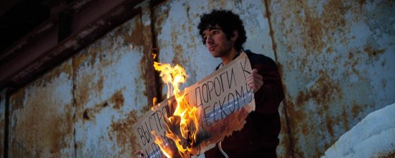 Синее платье, желтые цветы. Как активист Аршак Макичян женился, выступил против войны, уехал из России и лишился гражданства