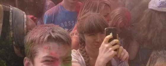 «Ваш праздник закончился»: столкновения на фестивале красок