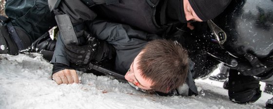 Избитый на акции обратился за медицинской помощью. СК возбудил на него уголовное дело