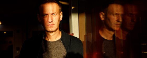 Навальный возвращается: оппозиционера встретят сторонники и силовики