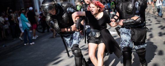 Раздевания под камерами, сексизм и давление: с чем сталкиваются женщины при задержании на политических акциях