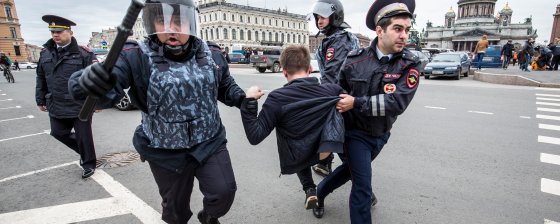 «Новая газета»: Судьи на митинги не ходят