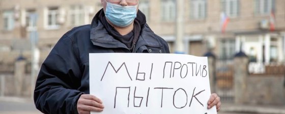 «Мы люди трудящиеся, наши гарантии под угрозой»: в Омске на активиста «Левого Фронта» составили протокол за плакат в поддержку курьеров