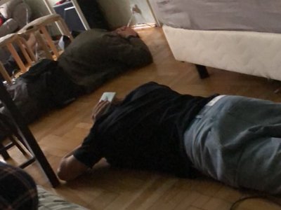      Четыре часа на полу и удар берцем в пах: рассказ об обыске в студии «Навальный Live»
    