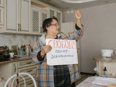      «Піду нацистів бити». Как живет семья протестных фермеров из покинутой деревни, пока их соседи-украинцы идут на войну
    