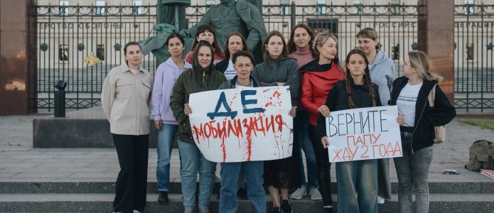 «Разочарованные и злые». История движения жен мобилизованных: от митингов и выступлений до раскола и затухания