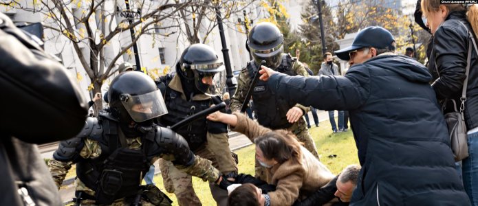 Зачистка на Амуре. Власти усиливают давление на протестующих в Хабаровске