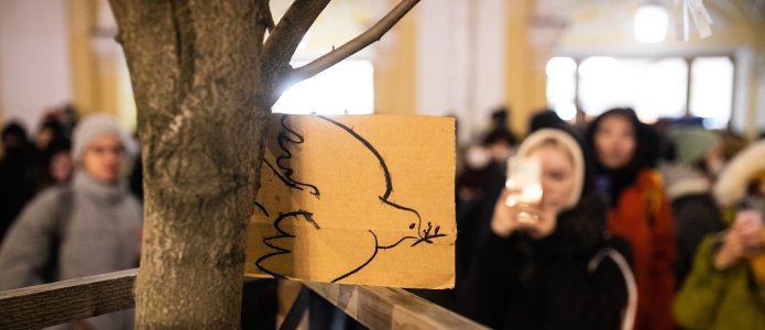 «Я говорю — это птичка. А он мне Бодрова цитирует»: как людей задерживают за антивоенные высказывания и что это значит для российского права