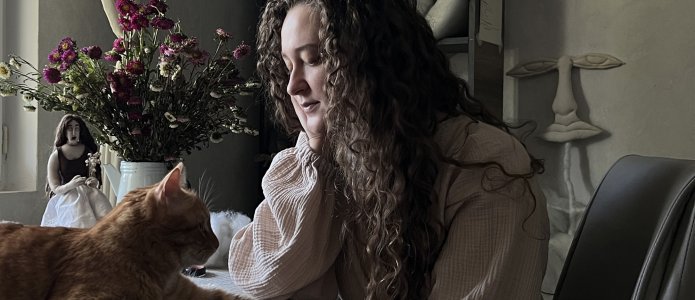 «У меня внутри огромная дыра. Из нее дует ветер». Интервью с художницей Алисой Горшениной, которую вынудили уехать из России