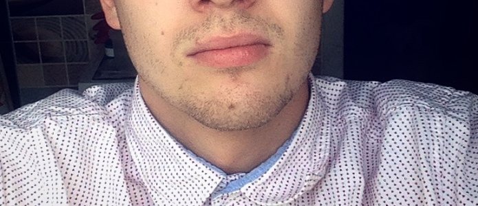 Рыжеволосый, кудрявый, высокий, так еще и в белой куртке, ну как такого не опознать?