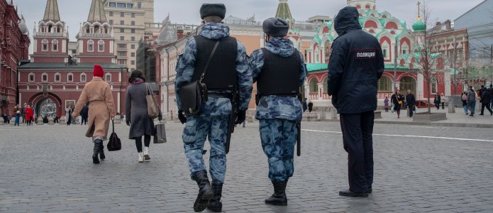 Проверяют граждан Украины: в Москве их вызывают на опросы, осматривают квартиры и требуют разблокировать смартфоны