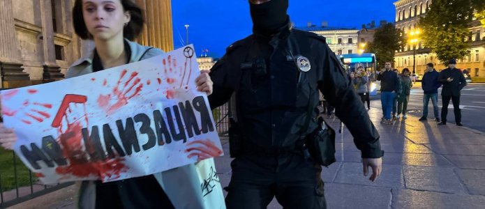 Жесткие задержания и повестки в военкомат: итоги акций против мобилизации 21 сентября