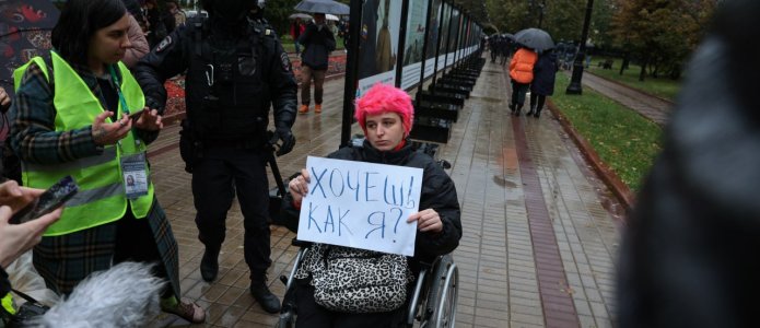 Женщины в черном и мужчины с повестками: итоги акций 24 сентября против мобилизации