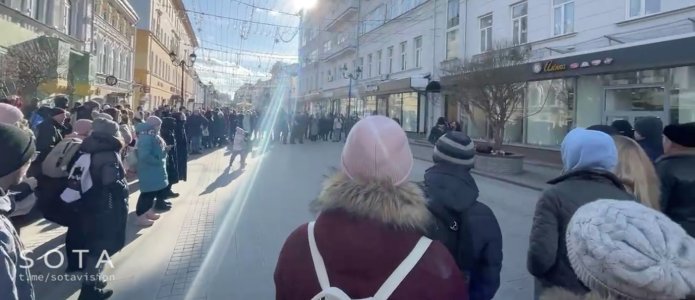 «Заставляли раздеваться и приседать»: как обращались с задержанными на антивоенной акции в Нижнем Новгороде