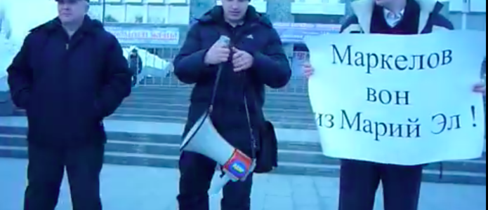 Скрин из видео выступления Павла Толмачева (посередине) на митинге 24 марта 2012 года в Йошкар-Оле